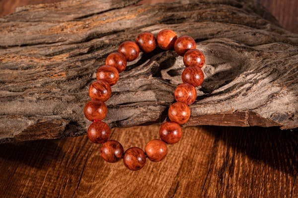 Boutique bijoux en bois : l'élégance artisanale et unique